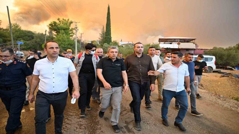 Antalya Valisi Şahin: "Aksu yangını devam ediyor, Kumluca yangınının enerjisi d&uuml;ş&uuml;r&uuml;ld&uuml;"

