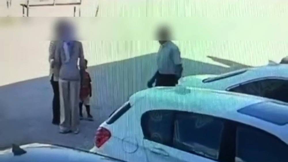 Kendisinden 45 yaş k&uuml;&ccedil;&uuml;k kadınla evlenmek isteyen yaşlı adam, akrabasının kurduğu evlilik oyununa d&uuml;şt&uuml;
