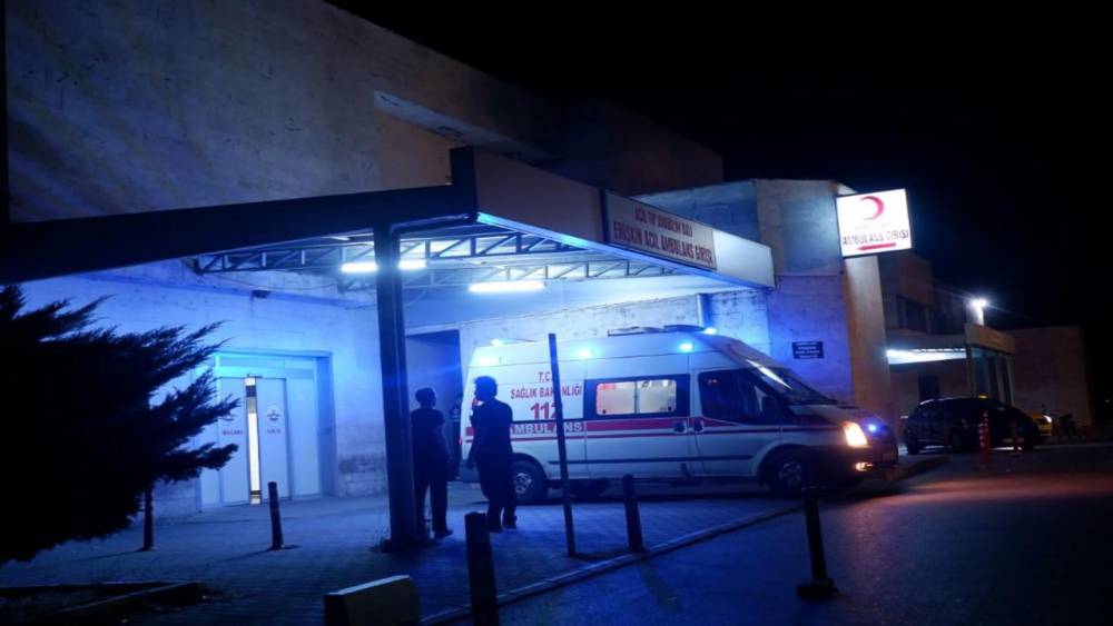 Uzunk&ouml;pr&uuml;&rsquo;de tekel bayiinde kavga: Bir kişi yoğun bakımda
