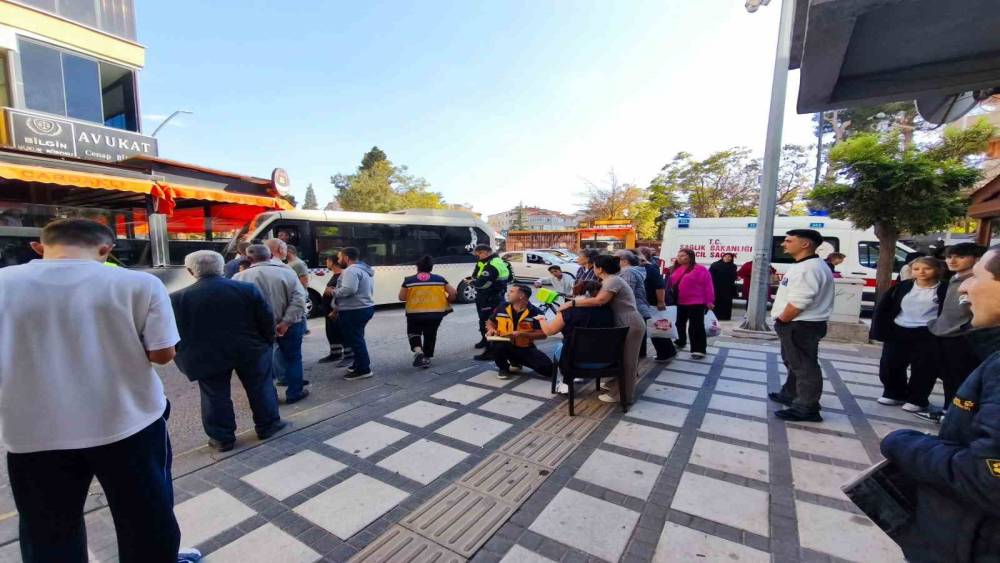 Keşan&rsquo;da minib&uuml;s&uuml;n &ccedil;arptığı 2 yaya yaralandı
