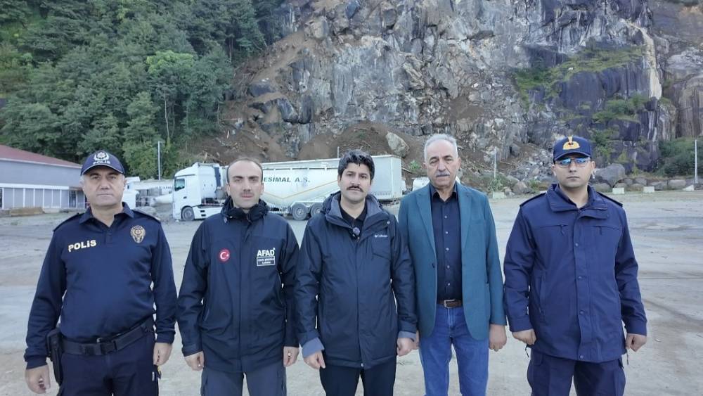 Hopa Kaymakamı Uğur Karakaya: "Heyelan alanının g&uuml;venliği alındı; Tır parkımızı tahliye ettik"
