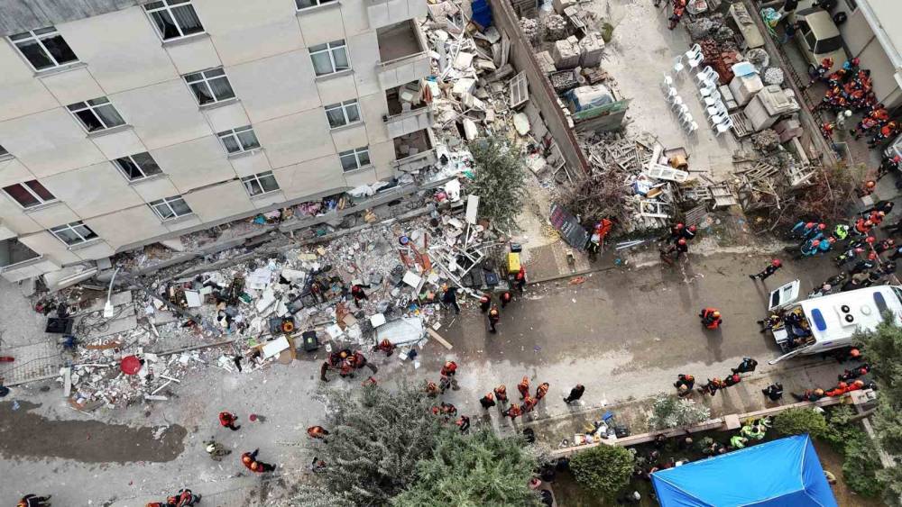 İstanbul Valiliği: "Maltepe&rsquo;de 1 kişi hayatını kaybetti, 3 kişiyi arama kurtarma &ccedil;alışmaları s&uuml;r&uuml;yor"
