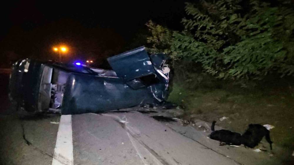 Aracıyla takla atıp sağ &ccedil;ıktı, hasara bakmak isterken canından oldu
