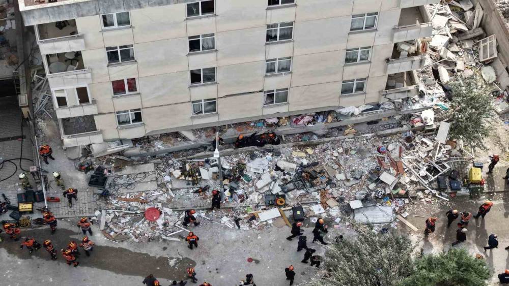 İstanbul Valiliği: "Maltepe&rsquo;de 2 kişi hayatını kaybetti, 2 kişiyi arama kurtarma &ccedil;alışmaları s&uuml;r&uuml;yor"
