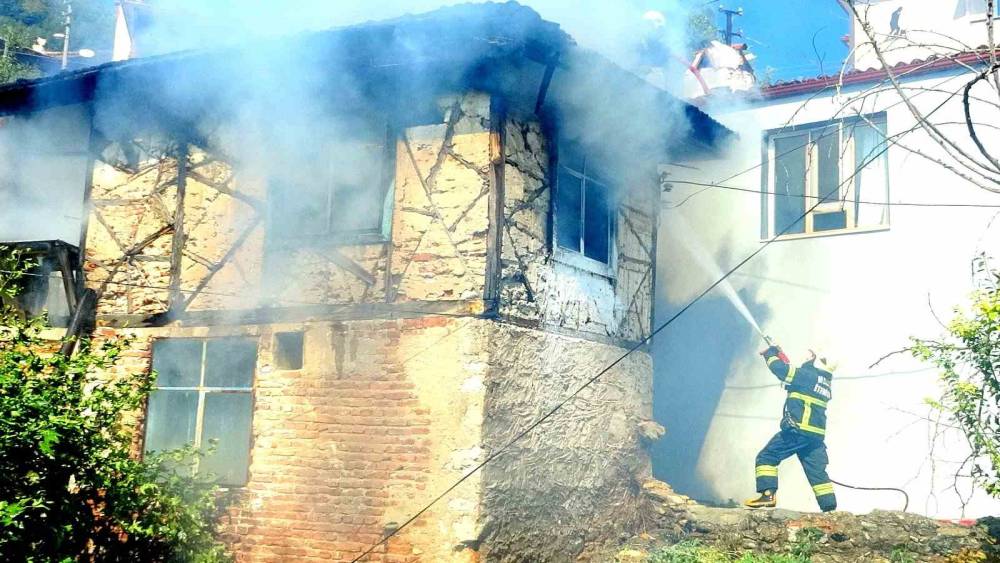 Muğla&rsquo;da metruk binada yangın paniği
