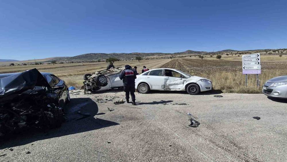 Burdur&rsquo;da 3 aracın karıştığı kazada 1 kişi hayatını kaybetti, 7 kişi yaralandı
