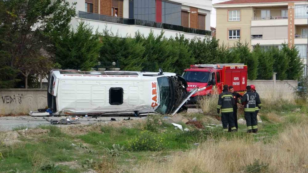 Konya&rsquo;da servis minib&uuml;s&uuml; ile otomobil &ccedil;arpıştı: 9 yaralı

