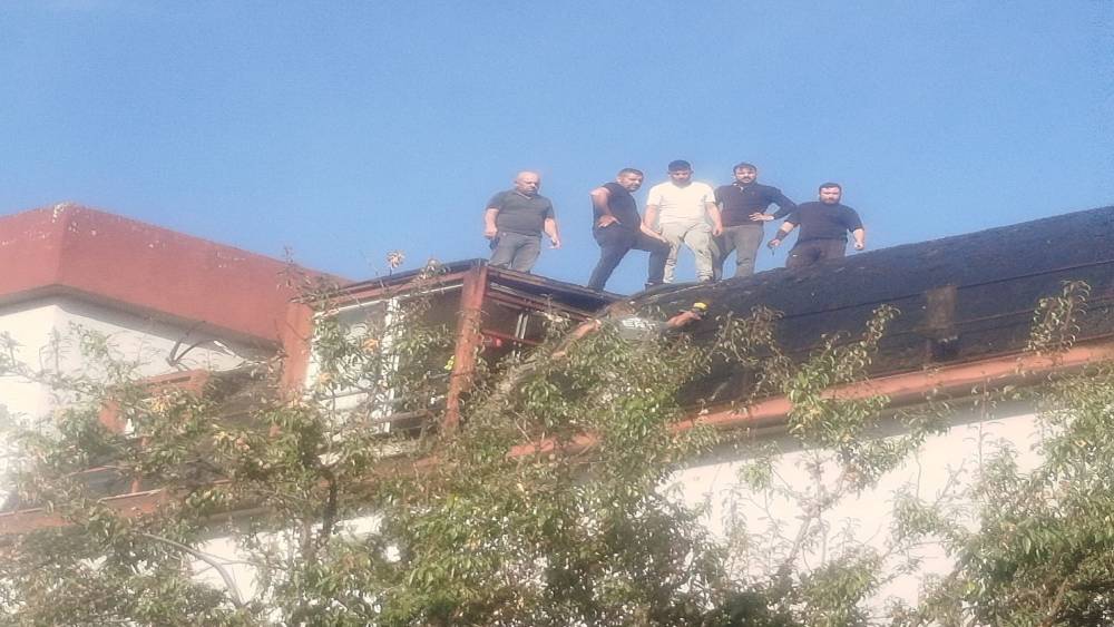 &Ccedil;ivril&rsquo;de 4 katlı apartmanın &ccedil;atısı alev alev yandı

