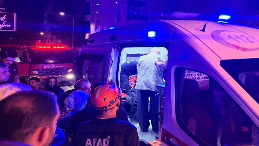 Siirt&rsquo;te asans&ouml;rde ayağı sıkışan 8 yaşındaki &ccedil;ocuk kurtarıldı
