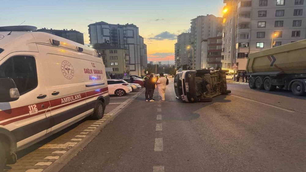 Kaza yapan minib&uuml;s park halindeki otomobile &ccedil;arpıp yan yattı
