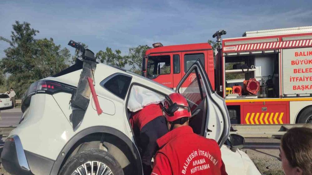 Balıkesir&rsquo;de otomobil bariyerlere &ccedil;arptı: 2 yaralı
