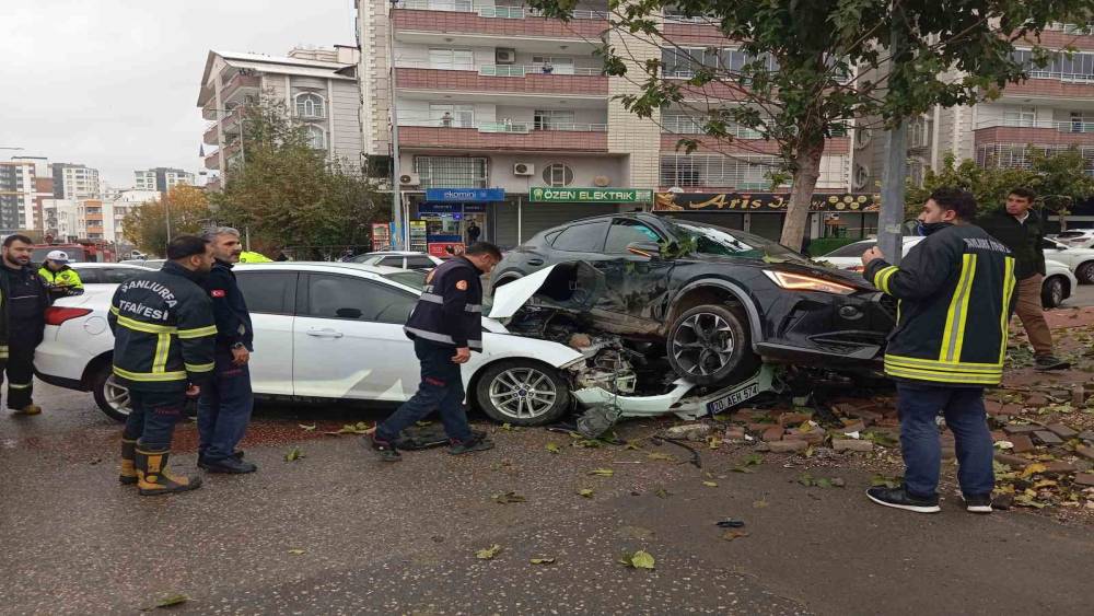 Siverek’te otomobiller çarpıştı: 2 yaralı
