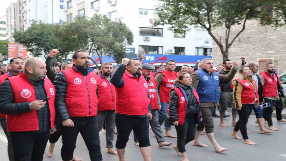 İzmir Büyükşehir işçilerinden çıplak ayaklı protesto
