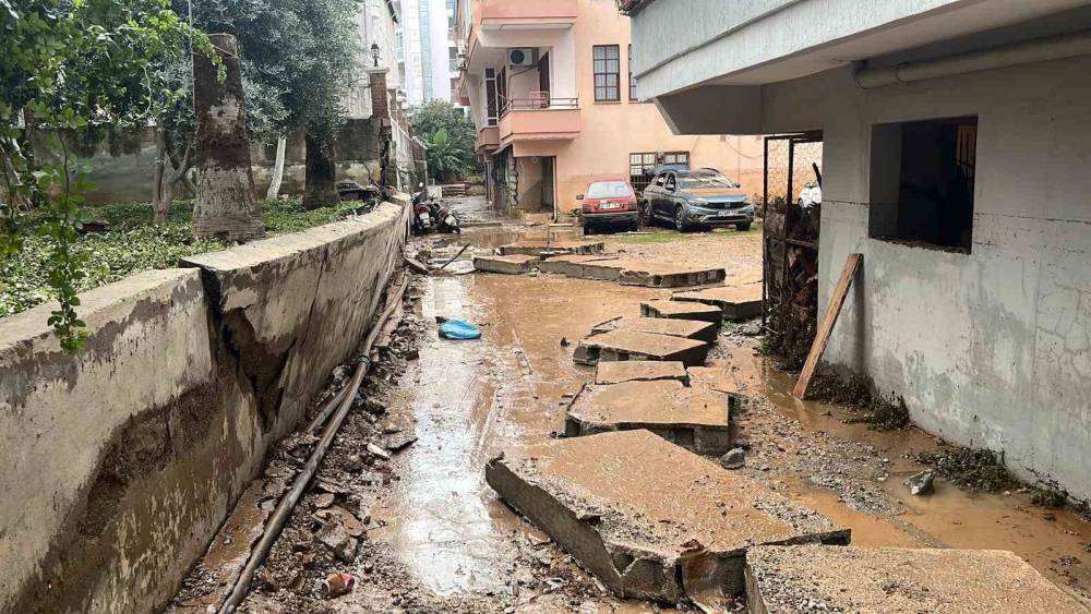 15 dakikalık yağmur Alanya’yı felç etti zararın boyutu ertesi gün ortaya çıktı
