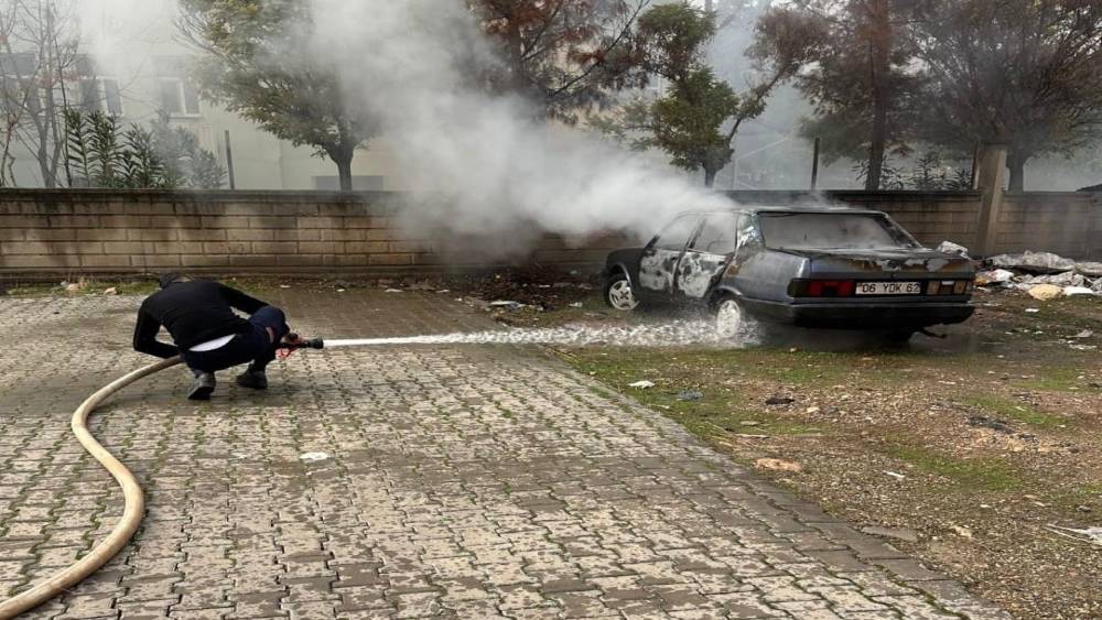 Kurtalan’da araç alev topuna döndü
