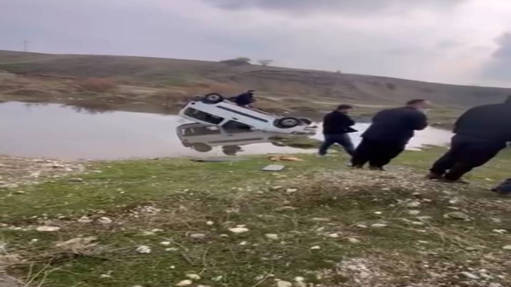 Batman’da hafif ticari araç yapay gölete uçtu, sürücü yaralandı
