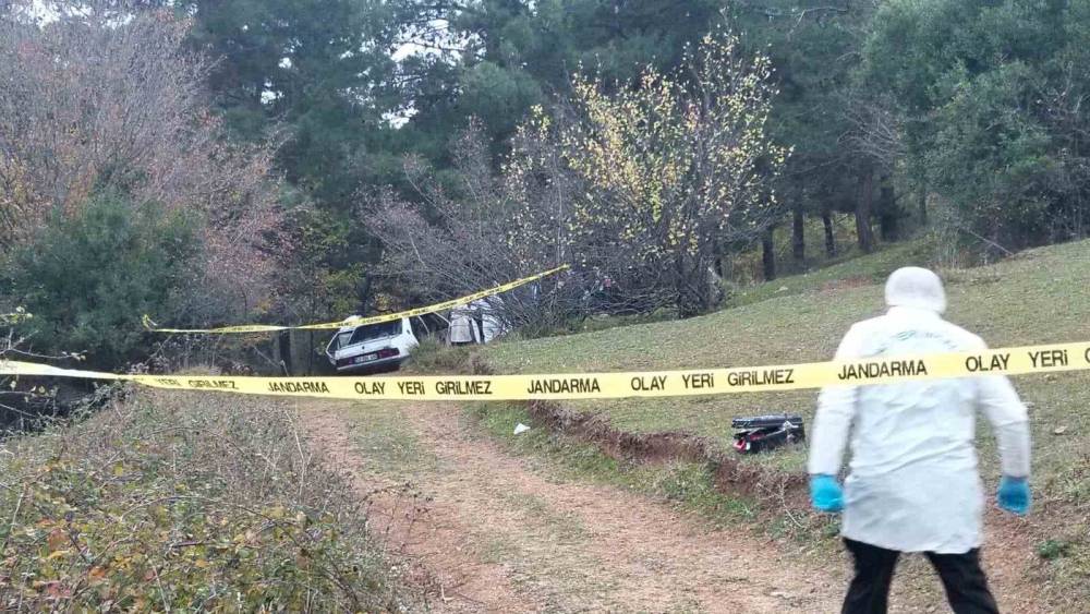 Boşandığı eşini otomobilde vurup canına kıydı
