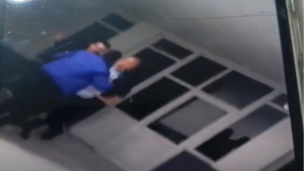 Belediye başkanının sopayla gençleri dövdüğü iddia edildi
