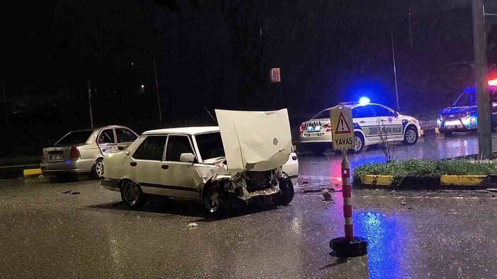 Bartın&rsquo;da sağanak yağış kazayı beraberinde getirdi: 2 yaralı
