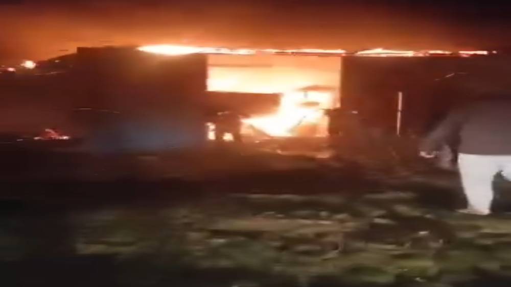 Garajda &ccedil;ıkan yangında trakt&ouml;r kullanılamaz hale geldi
