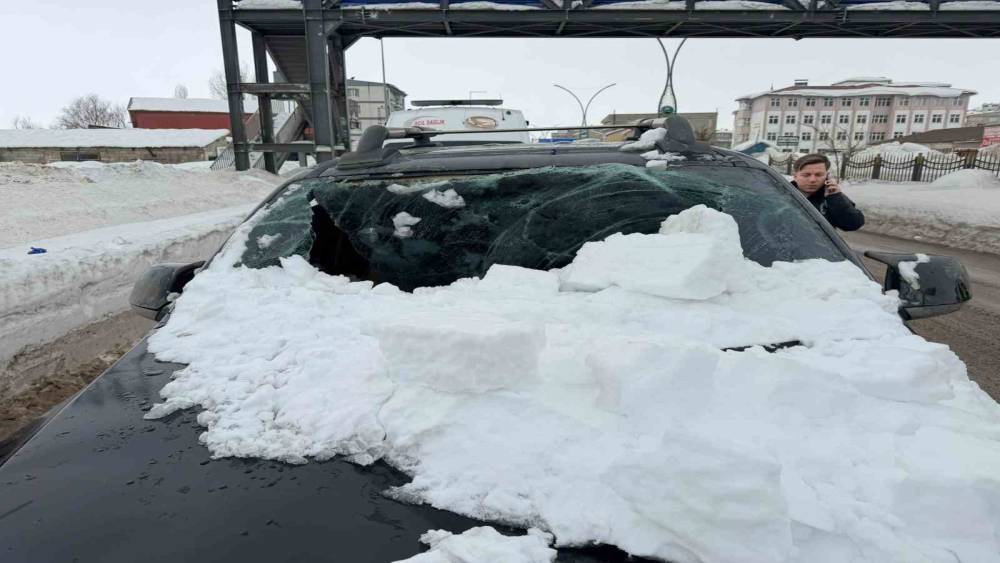 &Uuml;st ge&ccedil;itten otomobilin &uuml;zerine kar k&uuml;tlesi d&uuml;şt&uuml;: 1 yaralı
