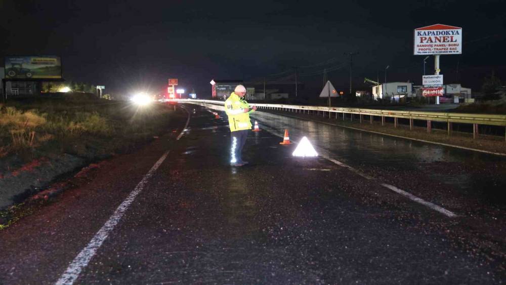 Nevşehir&rsquo;de yolda oluşan &ccedil;ukurlar, 5 aracı yolda bıraktı
