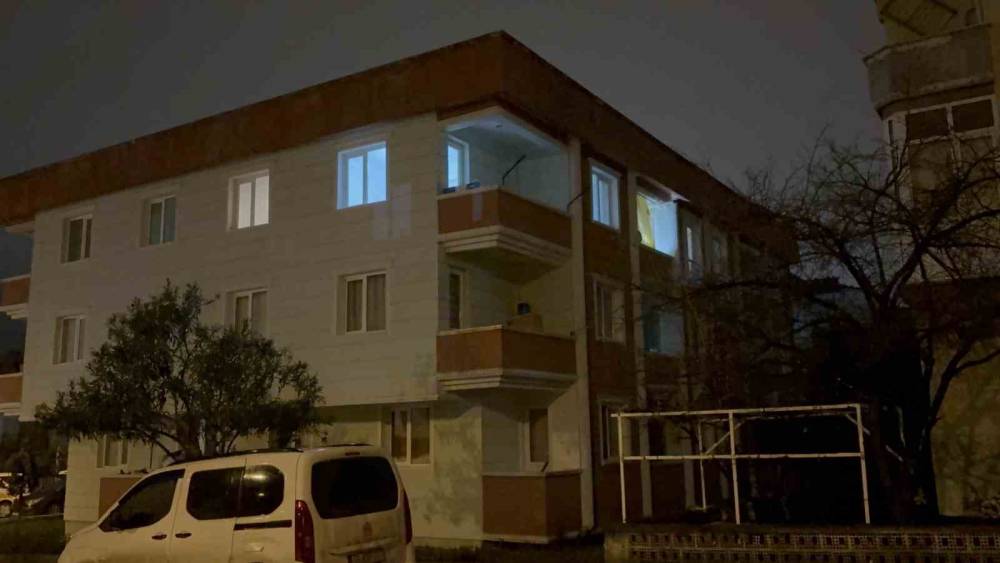 Telefonla y&uuml;ksel sesle konuşma kavgasında ablasını bı&ccedil;aklayıp balkondan atladı
