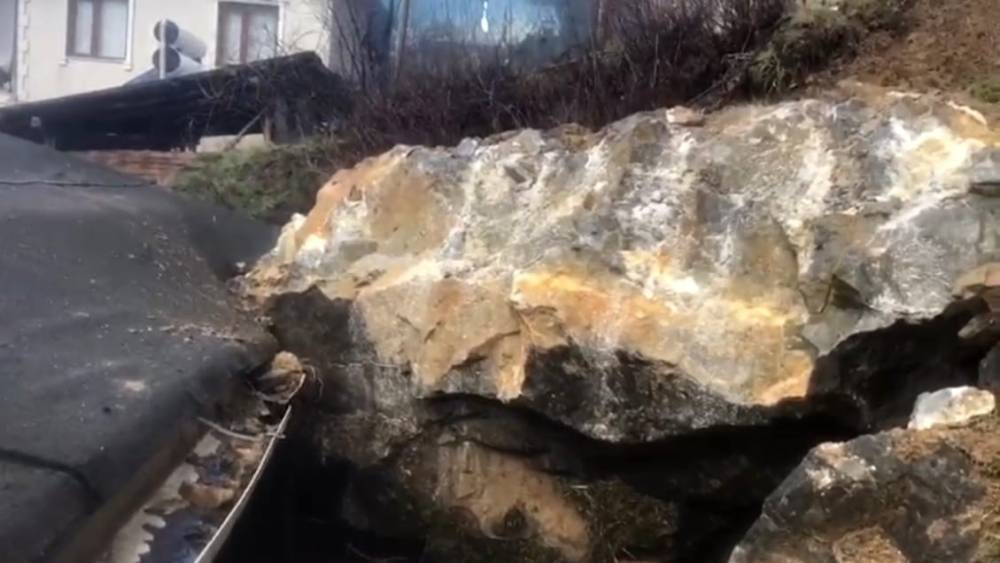 Dev kaya par&ccedil;ası evin &ccedil;atısına d&uuml;şt&uuml;
