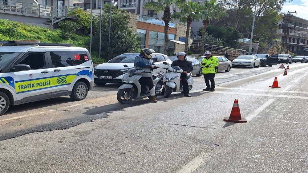 &Ccedil;eşme&rsquo;de motosiklet denetimleri: 700 s&uuml;r&uuml;c&uuml;ye 3,5 milyon TL ceza
