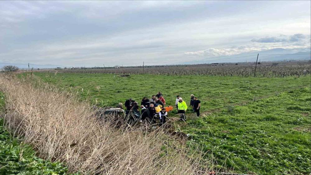 Manisa&rsquo;da otomobil tarlaya u&ccedil;tu: 2 yaralı
