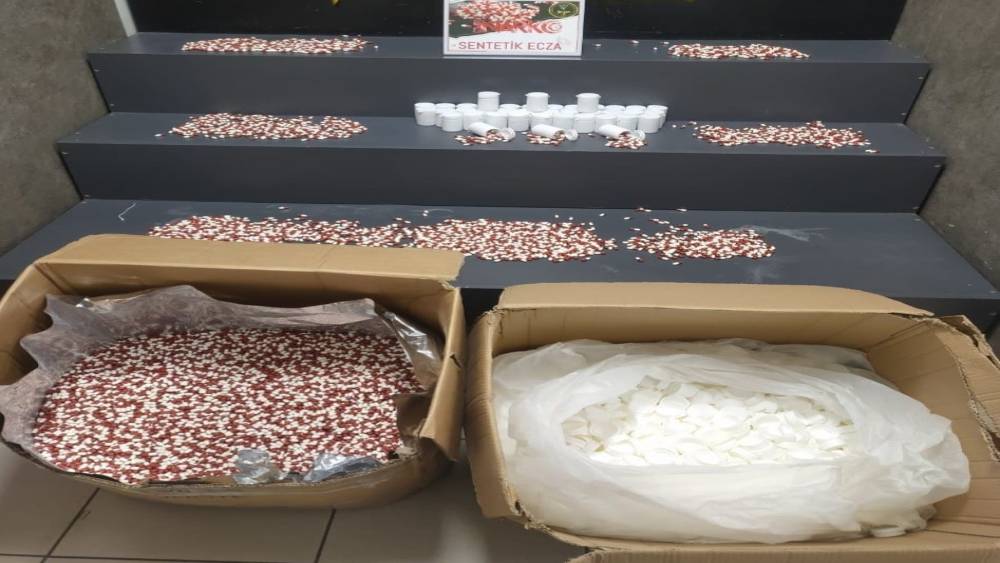İzmir&rsquo;de 104 bin adet uyuşturucu hap ele ge&ccedil;irildi
