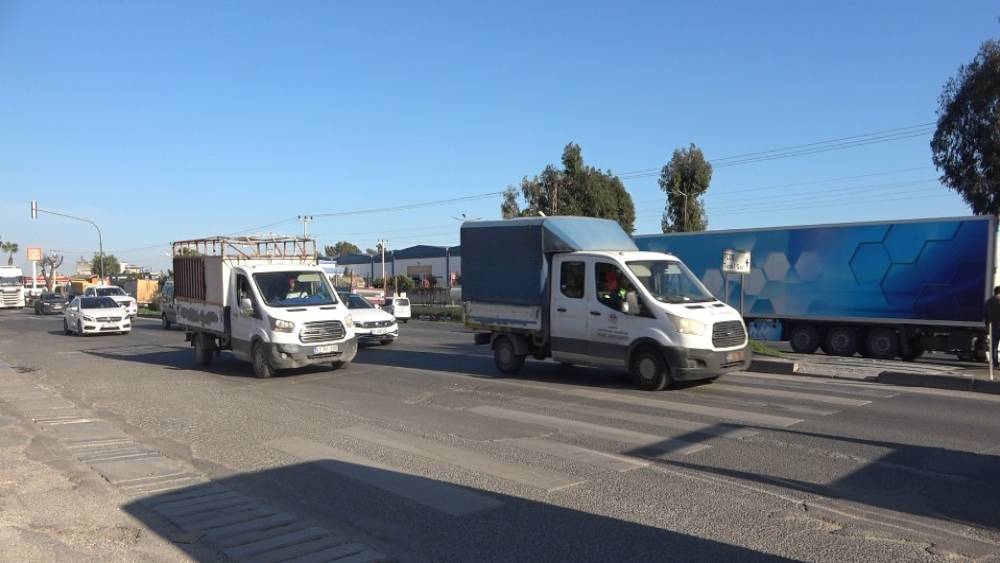 Kaza anı ara&ccedil; kamerasında: Daha &ouml;nce 3 kişi &ouml;lm&uuml;şt&uuml; bu sefer yayalara motosiklet &ccedil;arptı
