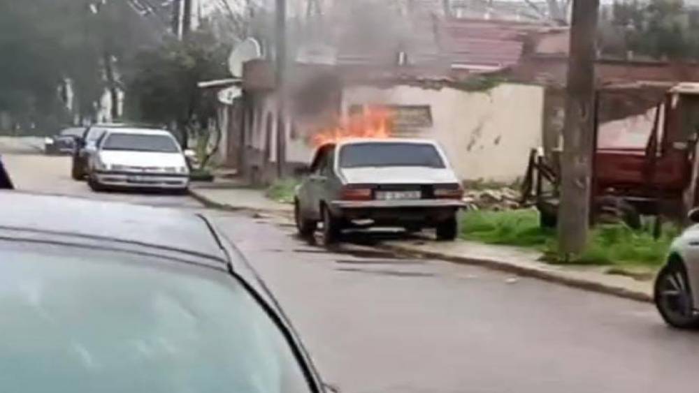 Bursa&rsquo;da park halindeki otomobil alevlere teslim oldu
