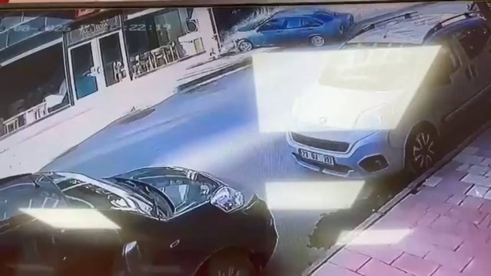 Kontrolden &ccedil;ıkan otomobil mağazaya b&ouml;yle daldı
