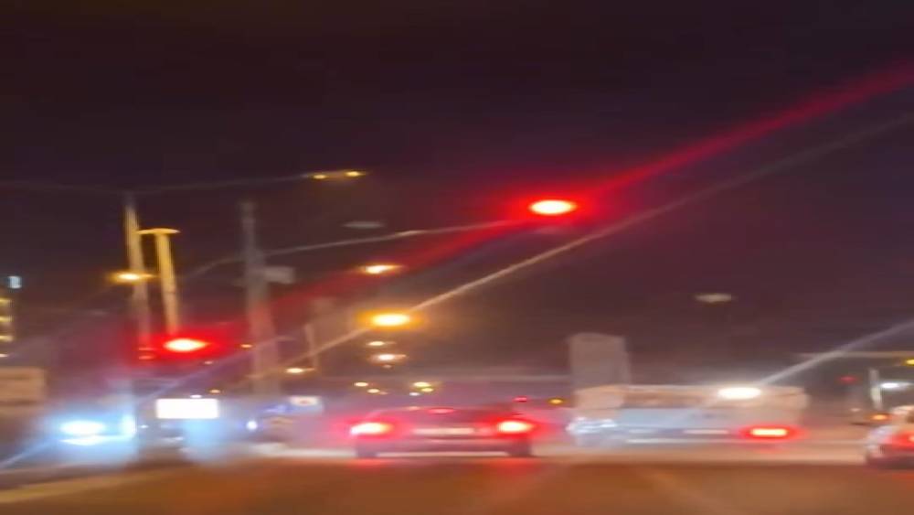 Elazığ&rsquo;da kamyonetle makas atan ve kırmızı ışıkta ge&ccedil;en s&uuml;r&uuml;c&uuml; kamerada
