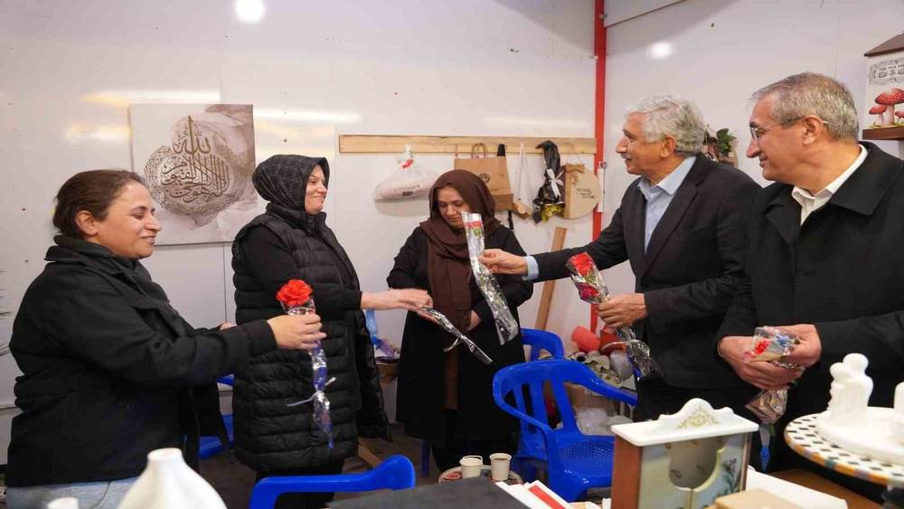 Başkan Halla&ccedil;&rsquo;tan Ramazan &Ccedil;arşısı&rsquo;nda kadınlara anlamlı s&uuml;rpriz
