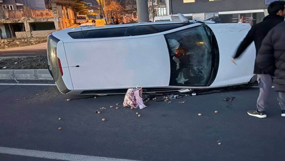 Denizli-Serinhisar karayolunda 2 ara&ccedil; takla attı; 5 yaralı
