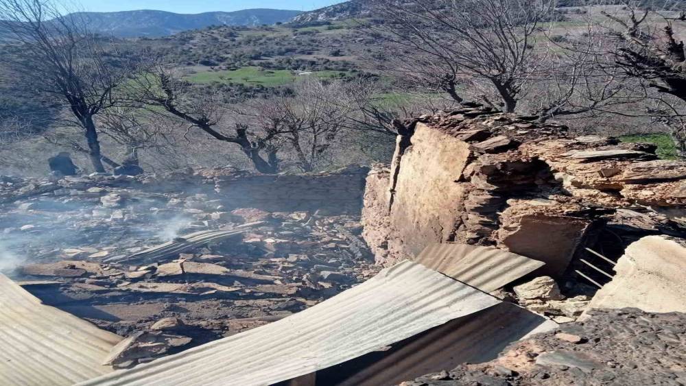 Yanan evden parasını kurtarmak isterken ağır yaralandı
