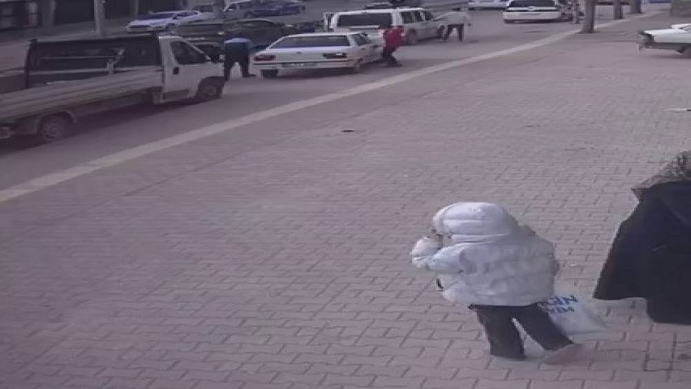 A&ccedil;ılan ara&ccedil; kapısı kazaya neden oldu
