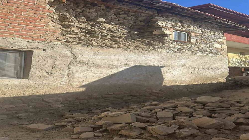 Depreme uyanan kadın dua ederek sarsıntının ge&ccedil;mesini bekledi
