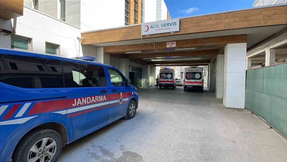 Karaman&rsquo;da motosiklet şarampole devrildi: 2 yaralı
