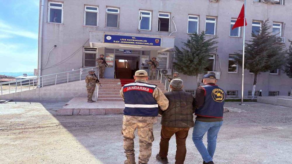 Diyarbakır&rsquo;da 13 yıldır cinayet ve &ccedil;eşitli su&ccedil;lardan aranan şahıs yakalandı
