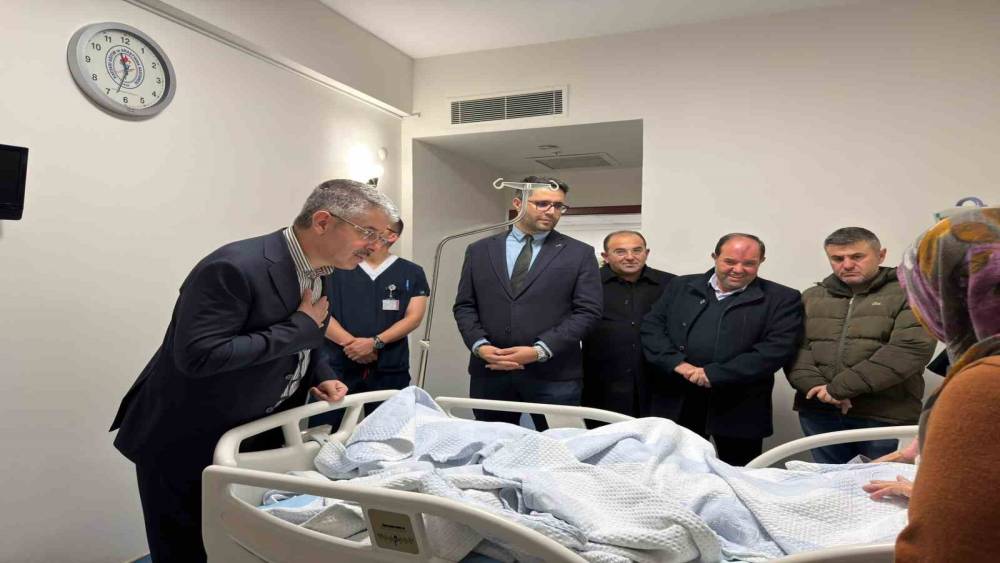 Vekil &Ccedil;opuroğlu, gece yarısı hastane ziyareti yaptı
