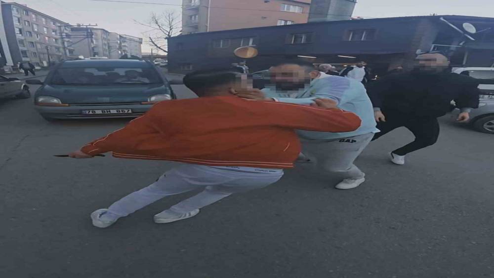 Yol verme kavgasında bı&ccedil;ak &ccedil;eken adamı vatandaşlar engelledi
