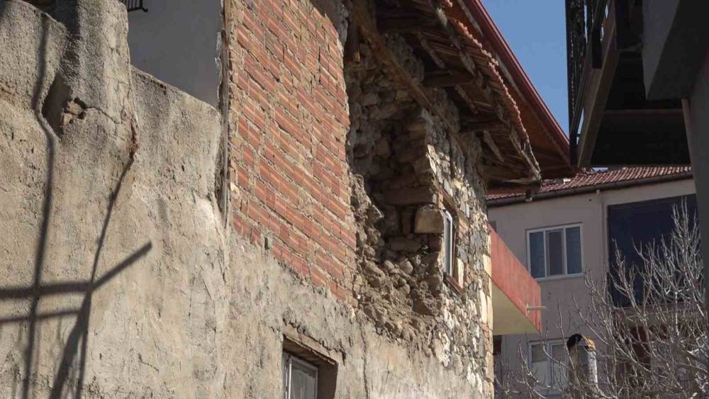 5.1 b&uuml;y&uuml;kl&uuml;ğ&uuml;ndeki depremin merkez &uuml;ss&uuml; olan Buldan&rsquo;daki eski yapılarda b&uuml;y&uuml;k hasarlar oluştu
