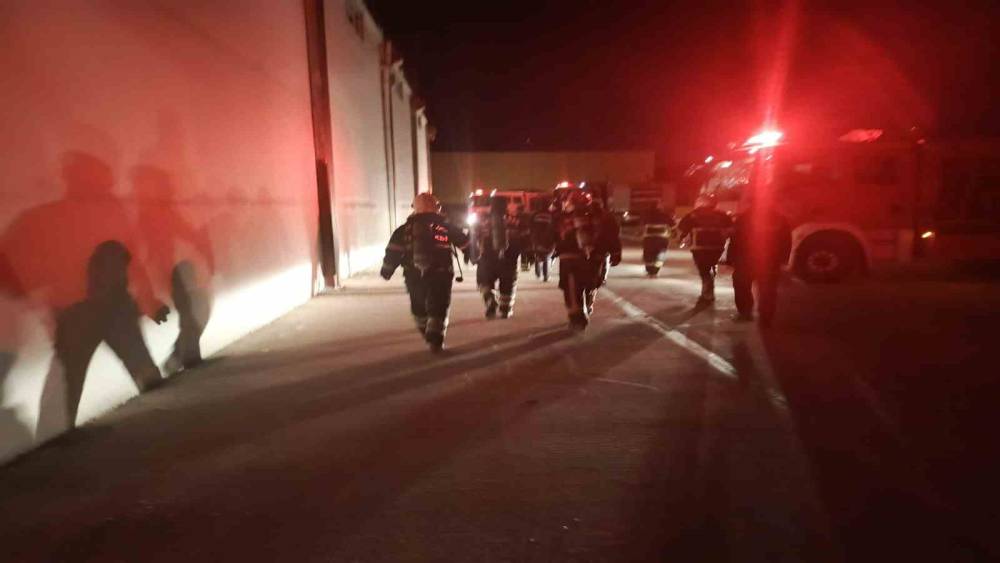 Fabrika yangını itfaiye tarafından s&ouml;nd&uuml;r&uuml;ld&uuml;
