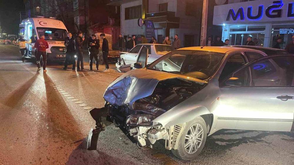 Park halindeki araca &ccedil;arpan otomobil kamerada: 2 yaralı
