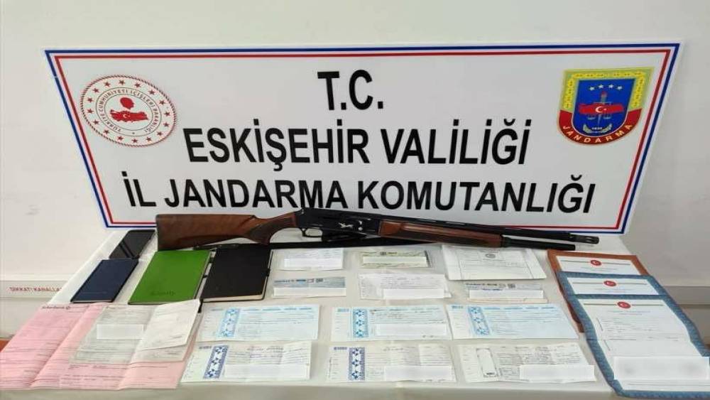 Mağdurlara zorla senet imzalatarak bor&ccedil;landıran tefeci jandarmadan ka&ccedil;amadı

