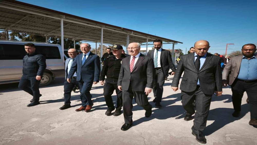 Vali K&ouml;şger a&ccedil;ıklama yaptığı sırada art&ccedil;ı depreme yakalandı
