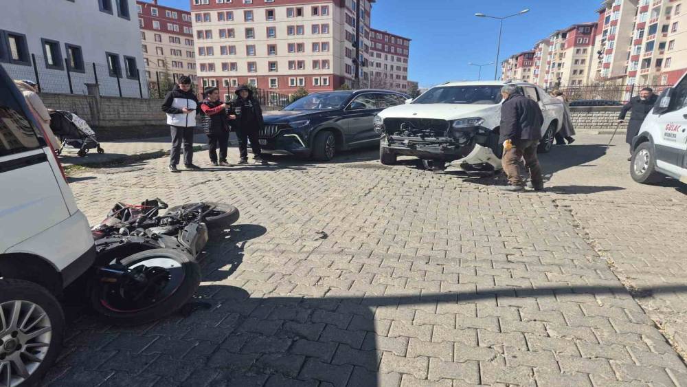 Bing&ouml;l&rsquo;de otomobil ile motosiklet &ccedil;arpıştı: 2 yaralı
